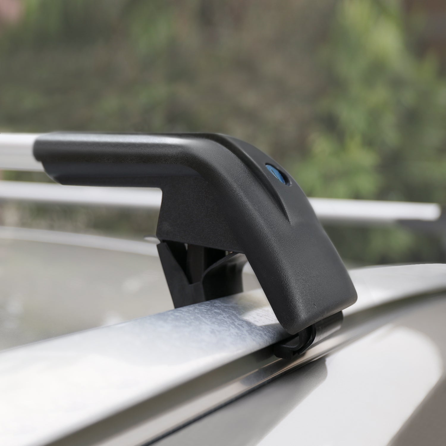 A zoomed in photo of a cross bar attached to the top of a car.