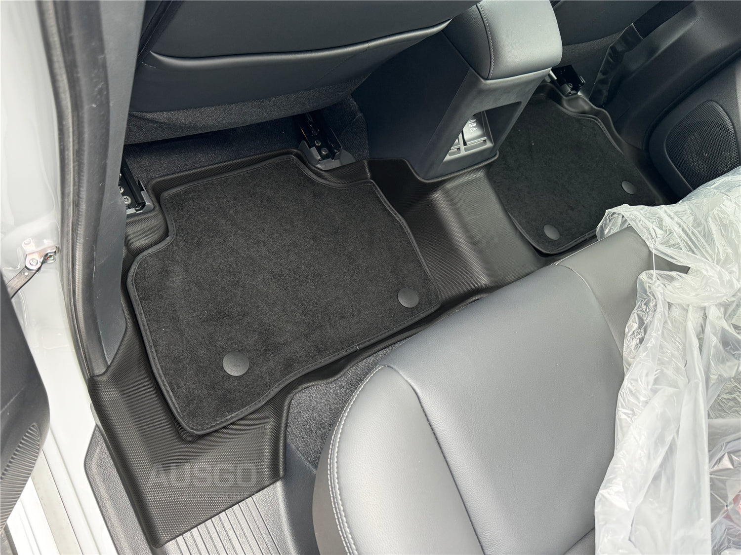 Double-Layer Car Floor Mats + Black Door Sill Protector for Mitsubishi Pajero Sport 2015-Onwards 5 & 7 Seats