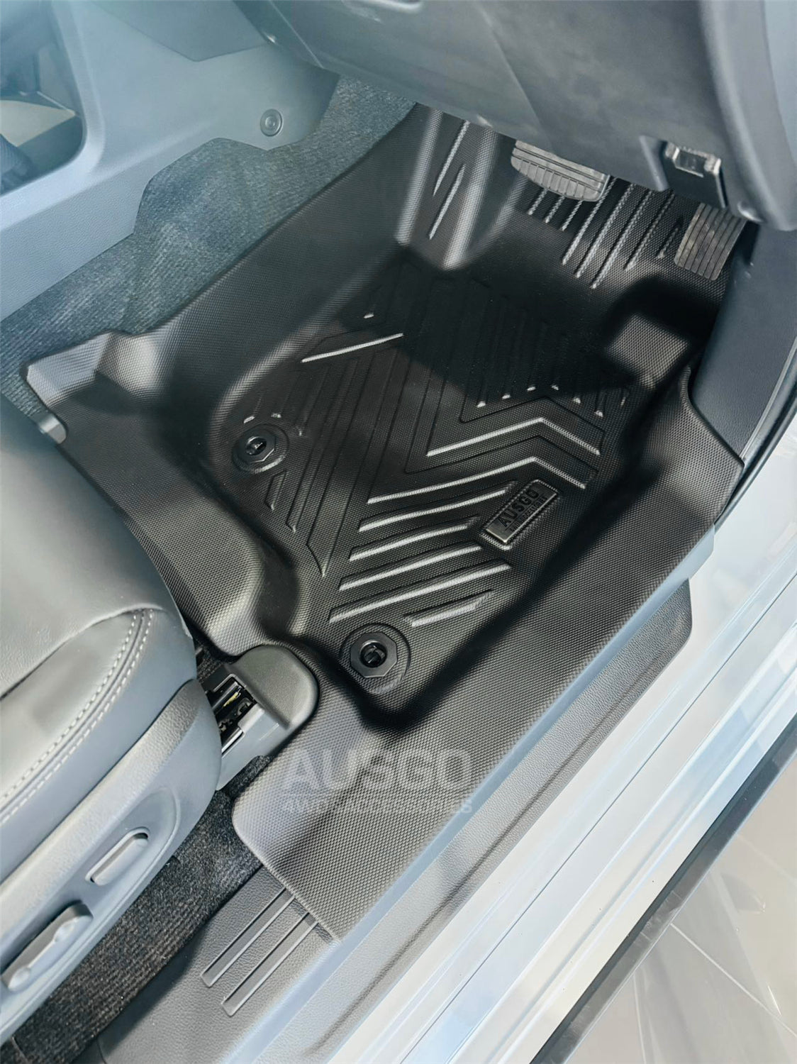 Car Floor Mats + Black Door Sill Protector for Mitsubishi Pajero Sport 2015-Onwards 5 & 7 Seats