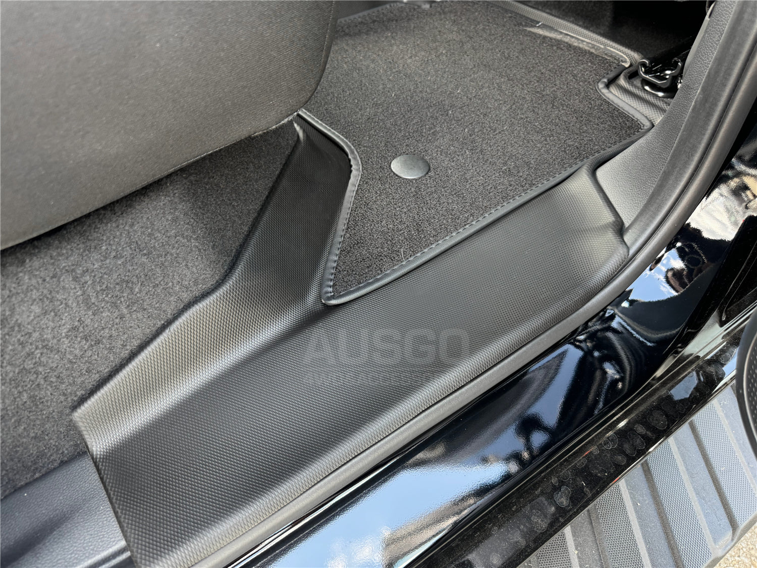 Double-Layer Car Floor Mats + Door Sill Protector for Volkswagen Amarok Next-Gen NF Dual Cab 2023-Onwards
