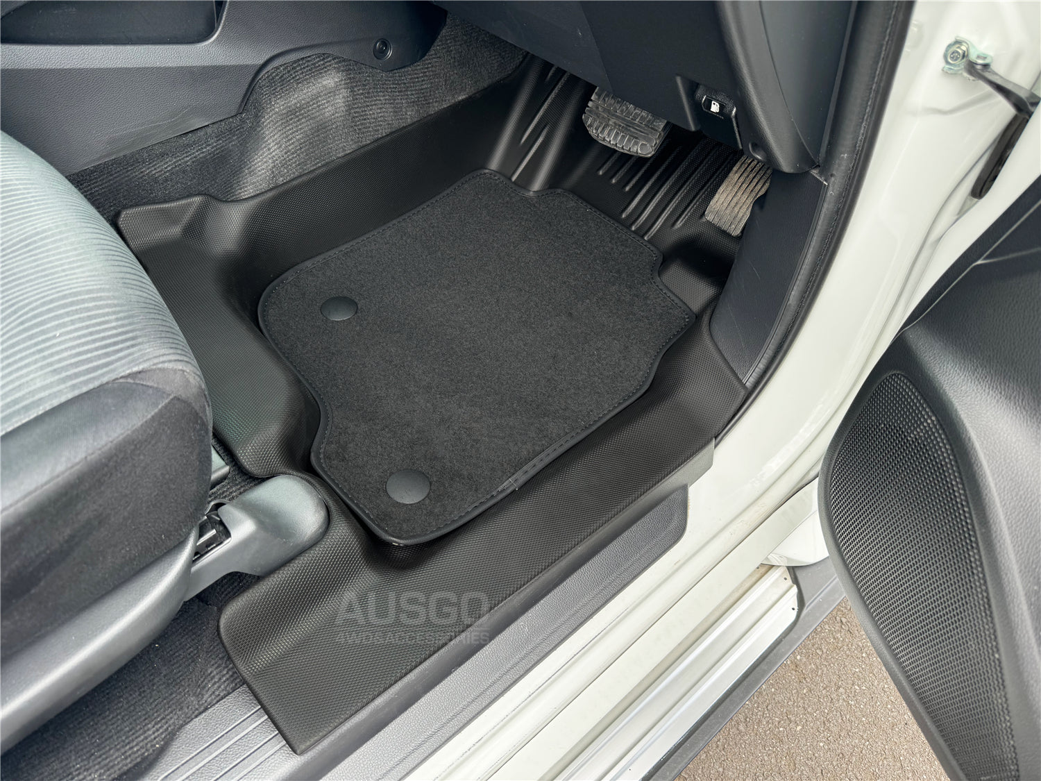 Double-Layer Car Floor Mats + Black Door Sill Protector for Mitsubishi Pajero Sport 2015-Onwards 5 & 7 Seats