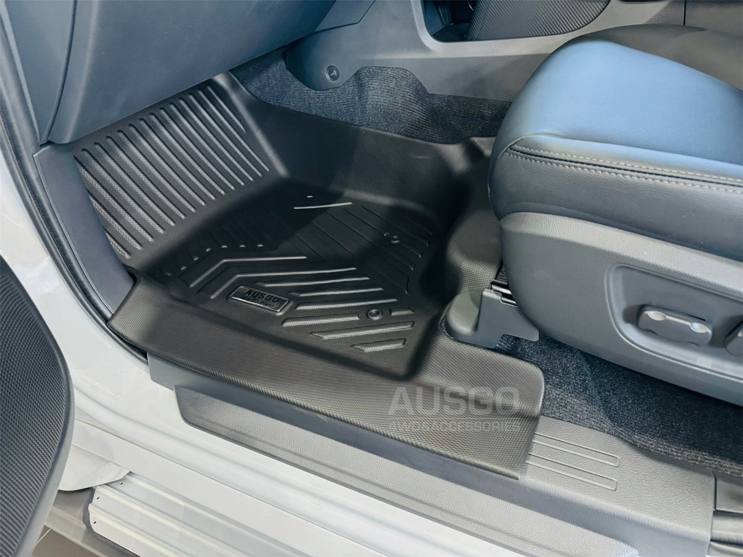 Car Floor Mats + Black Door Sill Protector for Mitsubishi Pajero Sport 2015-Onwards 5 & 7 Seats